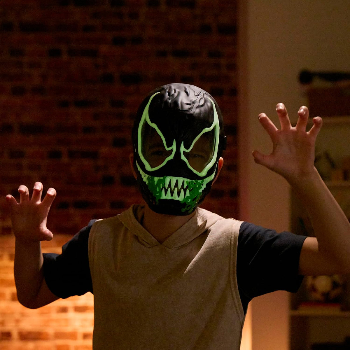 Marvel Spider-Man VenomVersus Venom Glow-in-The-Dark Mask for Role Play, Super Hero Toys for Kids, Ages 5+
